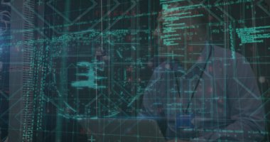 Güvenlik kilidi simgesi ve bilgisayar kullanan beyaz erkek mühendis hakkında veri işleme. siber güvenlik teknolojisi kavramı