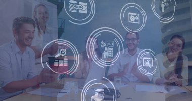 Teknoloji simgeleri mavi arkaplanda çeşitli iş adamlarının ofiste konuştuğu görüntüler. küresel iş, teknoloji ve iletişim konsepti dijital olarak oluşturulmuş görüntü.