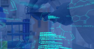 Laboratuvardaki bilim adamının üzerindeki veri işleme ve kimyasal formülün resmi. küresel bilim, teknoloji ve dijital arayüz kavramı dijital olarak oluşturulmuş görüntü.