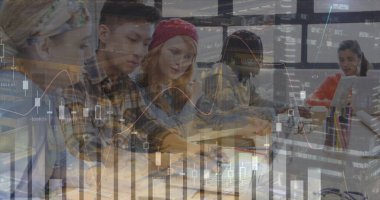 Dizüstü bilgisayar kullanarak çeşitli iş adamlarının finansal veri işleme görüntüsü. küresel iş, finans, veri işleme ve teknoloji konsepti dijital olarak oluşturulmuş görüntü.