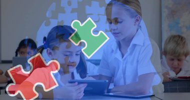 Tablet kullanan çeşitli okul çocuklarının bulmaca parçaları. otizm farkındalık ayı ve dijital olarak üretilen görüntü konsepti.