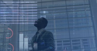 Afro-Amerikan iş adamının yürürken veri işleme görüntüsü. küresel iş, finans, bağlantılar ve dijital arayüz konsepti dijital olarak oluşturulmuş görüntü.