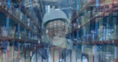 Depodaki beyaz adamın mali veri işleme görüntüsü. küresel gönderim, finans ve dijital arayüz konsepti dijital olarak oluşturulmuş görüntü.