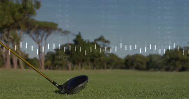 Golf sürücüsü 3 boyutlu artırılmış gerçeklik veri grafiklerini göstererek topa doğru sallanıyor. Spor, kesinlik, teknoloji, açık hava, performans, rekabet, modern