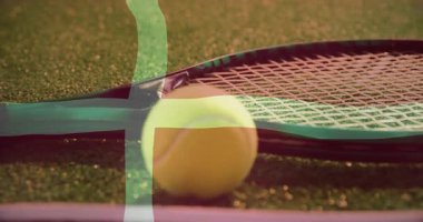 3D görüntüde sarı tenis topu raket çerçevesinde dinleniyor, raketler çimen kortunda dümdüz yatıyor. Atletik, spor, minimalist, enerjik, açık hava, rekabet, refah