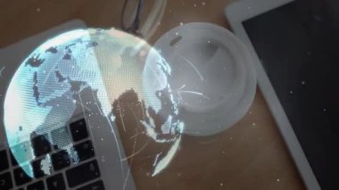 Masanın üzerinde süzülen holografik küre dizüstü bilgisayarın üzerinde dönen veri çizgilerini, 3 boyutlu tableti gösteriyor. Fütüristik, teknoloji, yenilik, bağlantı, dijital, sinirsel, sürükleyici