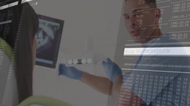 Tıbbi uzman klinikte hızlı test kaseti sunuyor, şifreleme kodunu gösteriyor. Klinik, sağlık, teknoloji, teşhis, profesyonellik, yenilik, analiz