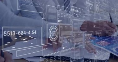 İş yerinde not defteri yazan bayan meslektaşım, üzerinde yüzen veri panelleri, çizelgeler var. Teknoloji, işbirliği, yenilik, veri görselleştirme, profesyonel, çalışma alanı, dijital