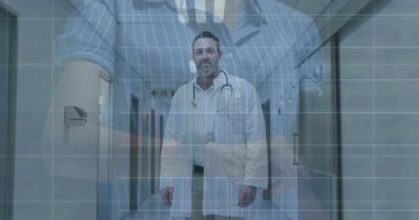 Doktor elinde pano yüzen dalga formu grafikleri ve yüzde verileriyle tıbbi koridorda duruyor. Doktor, sağlık, teknoloji, tanı, klinik, analitik, yenilik