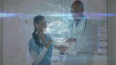 Hemşire ve doktor, sağlık kliniğinde veri akışı ve çizgileriyle hologram küreyi gösteriyor. Tıbbi, sağlık, teknoloji, yenilik, işbirliği, fütüristik, tanı