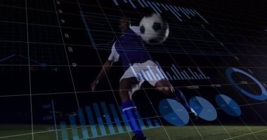 Futbolcu gece sahasını tekmeliyor, spor teknik analizlerini 3 boyutlu ızgara ve bar çizelgeleriyle gösteriyor. Sporcu, teknoloji, yenilik, performans, fütüristik, spor, görselleştirme