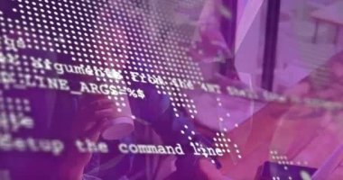 Teknoloji atölyesinde kahve içen bir kadın dijital dünya haritası ve kaydırma kodu örtüsü gösteriyor. Üretkenlik, yenilik, modern, kentsel, profesyonel, yaratıcı, dinamik