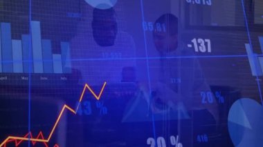 Finans bürosunda çalışan bir kadın ve bir erkek, çizginin grafiğini ve yüzen rakamları üst üste koyuyor. İşbirliği, takım çalışması, yenilik, veri, teknoloji, profesyonel, analitik