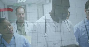 Hastane koridorundaki hasta verilerini inceleyen tıbbi ekip kırmızı çizgili animasyon şebekesini gösteriyor. Sağlık, işbirliği, veri görselleştirme, profesyonellik, hastane, tanı, analitik