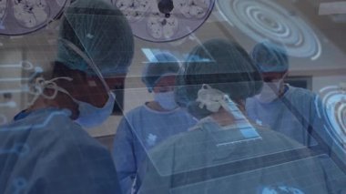 Ameliyat masasının etrafında yüzen tıbbi veri tabloları eşleşen cerrahi ekip. Tıbbi, takım çalışması, yenilik, sağlık, teknoloji, profesyonellik, kesinlik