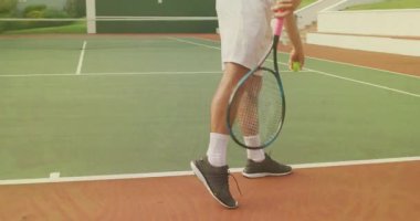 Tenisçi yeşil sahada, hareketli spor istatistikleri ve hız çizgileri göstererek öne çıkıyor. Atletik, rekabet, hareket, açık hava, spor, zindelik, sağlıklı