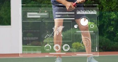 Sahada oynayan son sınıf erkek tenisçi animasyon teknolojisi HUD bar grafikleri ve pasta grafikleri gösteriyor. Atletik, fütürizm, açık hava, spor, teknoloji, sağlık, egzersiz