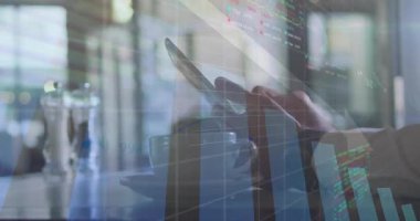 Tüccar ahşap masanın üzerinden akıllı telefon ekranını dinleyip yüzen finansal grafikleri gösteriyor. Finans, teknoloji, modern, veri, analiz, iş, meslek