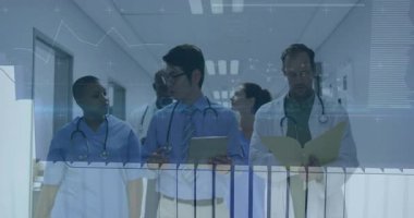 Hastane koridorunda yürüyen tıbbi ekip tablet ve klasörde yüzen veri tabletlerini tutuyor. Sağlık, takım çalışması, profesyonellik, işbirliği, tıbbi, klinik, teşhis