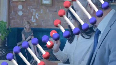 Dizüstü bilgisayarda yazan bir kadın, dinlenme odasında akıllı telefon kullanan bir iş arkadaşı, sağlık teknolojisi DNA sarmalını gösteriyor. İşbirliği, modern, profesyonel, çalışma alanı, ağ oluşturma, gevşeme, teknoloji