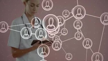 Klinikte tablet kullanan steteskop takan tıp uzmanı canlı ikon ağ örtüsünü gösteriyor. Teknoloji, teletıp, sağlık, dijital, bağlantı, yenilik, profesyonellik