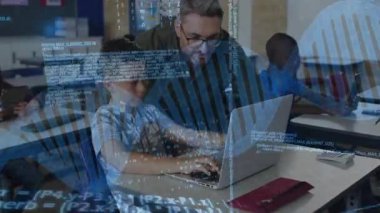 Öğretmen, bilgisayar laboratuvarında kod yazan öğrencilere kod grafikleriyle yardım ediyor. Eğitim, teknoloji, işbirliği, dijital, akıl hocalığı, öğrenme, yenilik