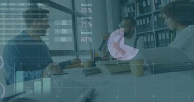 Takım toplantısında, animasyon grafikleri ve dünya haritasıyla finans projesini tartışan meslektaşlar. İşbirliği, takım çalışması, iş, analitik, sunum, yenilik, profesyonel