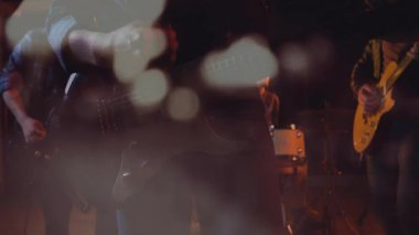 Gitaristlerin animasyon ses dalgaları arasında gitar çaldığı, müzik mekanında şarkı söyleyen vokalist. Konser, performans, atmosfer, karamsar, rock, müzik, sahne