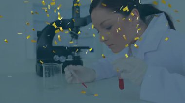 Kadın bilim adamı laboratuarda yüzen altın konfetileri eşliğinde kırmızı sıvıyı kaydırağa döküyor. Bilim adamı, laboratuvar, araştırma, kesinlik, yenilik, bilimsel, profesyonel