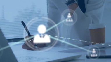 Ofis masasında kalem, dizüstü bilgisayar ve ağ simgelerinin yer aldığı profesyonel belge yazma işi. Kurumsal, profesyonellik, teknoloji, üretkenlik, çalışma alanı, modern, yürütme