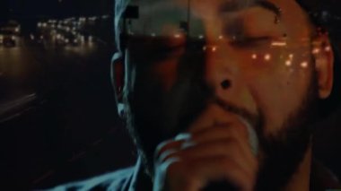 Stüdyo-şehir kompozitinde traş olan bir adam, teknoloji kavramını gösteren ışık yollarıyla. Kentsel, teknoloji, hareket, siluet, geleceksel, dinamik, soyut