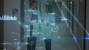 İki doktor pano tutuyor, tablet yürüyen hastane koridorunu inceliyor, şebeke örtülü. Tıbbi, işbirliği, teknoloji, yenilik, profesyonellik, iletişim, sağlık