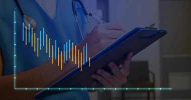 Klinikte tıbbi profesyonellerin elinde klasör ve steteskop var. Çizelge ve çizelgeleri gösteriyor. Sağlık, tanı, veri analizi, klinik, profesyonel, teknoloji, hastane