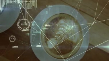 Latte sanat kahve fincanı, şeffaf dijital HUD elementlerle tepeden tırnağa görselleştiriliyor. Kahve, teknoloji, modern, konukseverlik, grafik, sunum, dijital