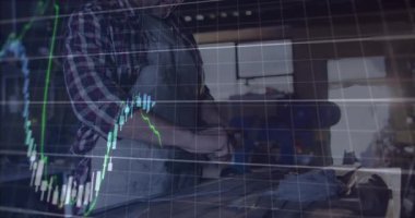Olgun bir adam, çalışma masasında üzerinde şamdanlar ve yüzde etiketlerle finansal verileri analiz ediyor. Analitik, teknoloji, yenilik, üretkenlik, analiz, kurumsal, profesyonel