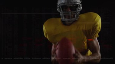 Teknoloji stüdyosunda taktik kask takan bir erkek kodlayıcı. Kod ve kırmızı şehir şeması tasarlıyor. Siber güvenlik, geleceksel, dijital, teknoloji, yenilik, soyut, programlama