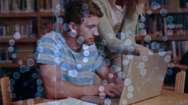 Özel ders ve öğrenci kütüphanede dizüstü bilgisayarda eğitim teknisyenliği yapıyor, dijital ağ grafiklerini inceliyor. İşbirliği, akıl hocalığı, eğitim, dijital, öğrenme, yenilik, takım çalışması