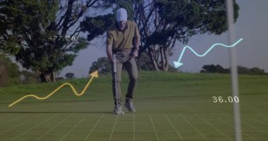 Erkek golfçü golf topunu golf sopasıyla hizalıyor, dijital analitik çakışmaları gösteriyor. Atletik, hassas, teknoloji, açık hava, rekabetçi, stratejik, ayrıntılı