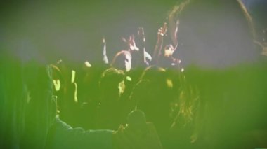 Kulüpte mikrofon uzatan kapüşonlu hoparlör, müzik pazarlaması için yüzen ses dalgası simgelerini gösteriyor. Festival, gece hayatı, performans, sosyal, eğlence, coşku, gençlik