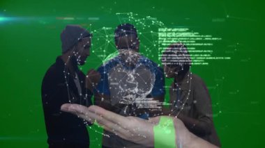 Üç meslektaşım, holografik küreyi gösteren yeşil set içinde teknik demo üzerinde çalışıyor. Yenilik, bağlantı, dijital, fütürizm, takım çalışması, teknoloji, dolambaçlı