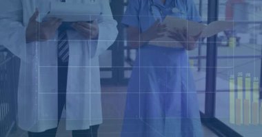 Erkek doktor dosya dolduruyor ve kadın hemşire klinikte bar çizelgesiyle kayıtları inceliyor. Sağlık, profesyonellik, işbirliği, veri, analiz, modern, hijyen