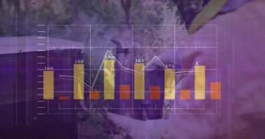 Eldivenli eller dışarıda filizlenen küçük tohumlar, teknoloji çubuğu grafikleri ve dalga biçimi verileri yansıtıyor. Kontrol paneli, analitik, doğa, büyüme, yenilik, çevre, veri güdümlü