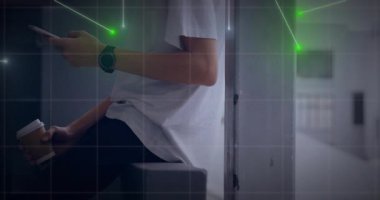 Elinde kahve fincanı ve akıllı telefonuyla bankta oturan parlak teknoloji devre hatları olan bir adam. Teknoloji, yenilik, dijital, fütürizm, bağlantı, modern, yaşam tarzı