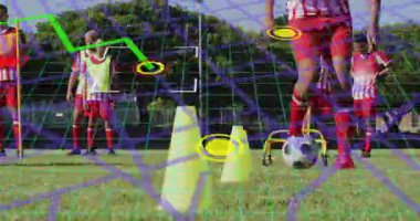 Takım çimenli sahada futbol talimi yapıyor. Top AR ızgarasında izleme teknolojisini gösteriyor. Atletizm, takım çalışması, yenilik, eğitim, dijital, açık hava, spor