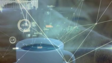 Beyaz seramik kahve fincanı parlayan ağ hatları ve dairesel veri tablolarının arasında duruyor. Futuristik, teknoloji, arayüz, dijital, veri, ağ, modern