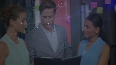 Cam ofiste tablet kullanan üç profesyonel iş planlama için yapışkan notlar yazıyorlar. İşbirliği, takım çalışması, yenilik, beyin fırtınası, modernlik, üretkenlik, strateji