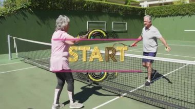 Üst düzey erkek ve kadın tenis sahasında canlı raketler ve sağlık çizelgeleri göstererek selamlaşıyorlar. Zindelik, sağlık, arkadaşlık, canlılık, açık hava, aktivite, boş zaman
