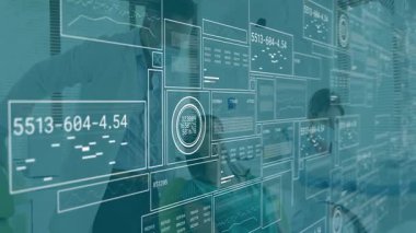 Tıp uzmanları tıp laboratuarındaki dijital panelleri inceliyor, animasyon çizelgeleri ve grafikleri gösteriyor. Sağlık, yenilik, veri görselleştirme, klinik, araştırma, takım çalışması, teknoloji