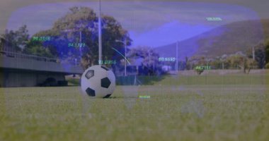 Kadın futbolcu futbol sahasına ayak basıyor, spor analitiği için neon şebeke verilerini gösteriyor. Sporcu, performans, teknoloji, analiz, biyomekanik, fitness, hareket