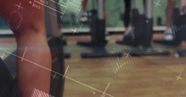 Alt bacak ve ayak, düz dizaynlı performans ölçümleri gösteriyor. Ayakkabı yerde hareket ediyor. Atletik, zindelik, veri, teknoloji, spor salonu, hareket, güç